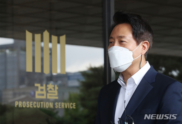 ▲ 오세훈 서울시장이 지난 2일 파이시티 관련 허위사실 유포 혐의(공직선거법 위반) 등과 관련해 피의자 신분으로 조사를 받기 위해 서울중앙지방검찰청으로 출석하고 있다. ⓒ뉴시스