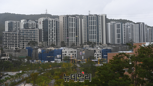 ▲ 대장동 게이트가 확대되고 있는 29일 오후 경기 성남시 판교 대장동 일대에 공사가 진행되고 있다. ⓒ경기 성남=강민석 기자