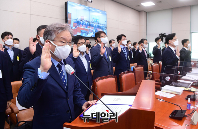 ▲ 증인선서를 하고 있는 권칠승 중소벤처기업부 장관 ⓒ뉴데일리 DB