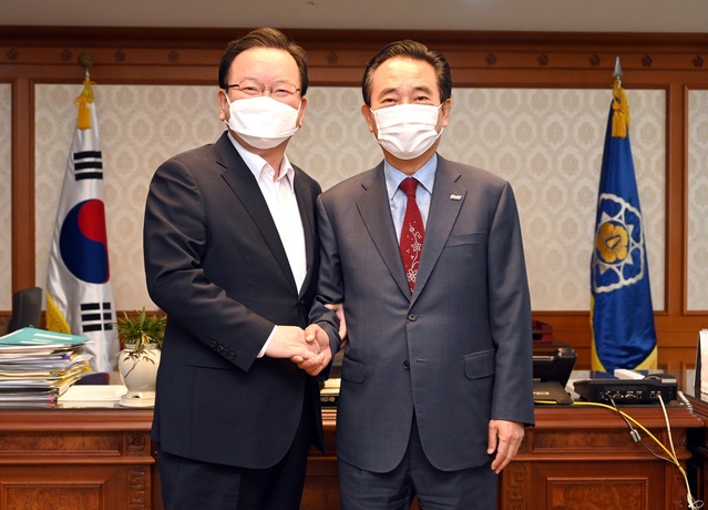 ▲ 김문오 달성군수(오른쪽)는 지난 1일 서울 정부종합청사에서 김부겸 국무총리를 만나 케이블카 건립의 조속한 추진을 위한 관심과 협조를 당부했다.ⓒ달성군