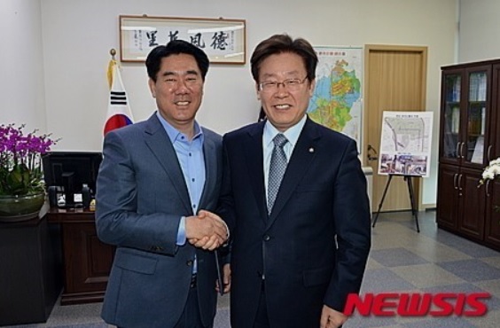 ▲ 지난 2015년 3월 13일 이재명(오른쪽) 당시 성남시장이 시청 시장실에서 성남시체육회 상임부회장으로 선임된 최윤길 전 성남시의회 의장에게 임명장을 전달하고 있다. ⓒ뉴시스