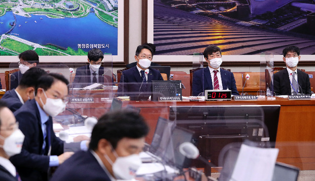 ▲ 김현준 한국토지주택공사(LH) 사장이 7일 오전 서울 여의도 국회에서 열린 국토교통위원회의 한국토지주택공사(LH) 등에 대한 국정감사에 출석하고 있다.ⓒ연합뉴스