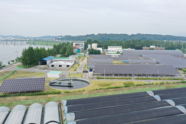 ▲ 준공된 충북 충주공공하수처리장 유휴 공간을 활용한 태양광 발전시설.ⓒ충주시