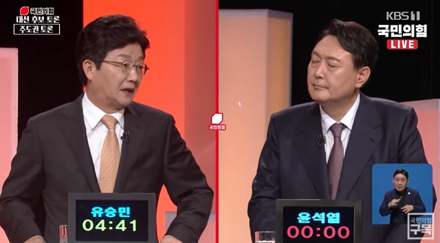 ▲ 지난 5일 KBS가 주관하는 국민의힘 대선 경선후보자 제6차 토론회에서 유승민 후보(왼쪽)가 윤석열 후보에게 질문을 하고 있다.ⓒ오른소리 캡처