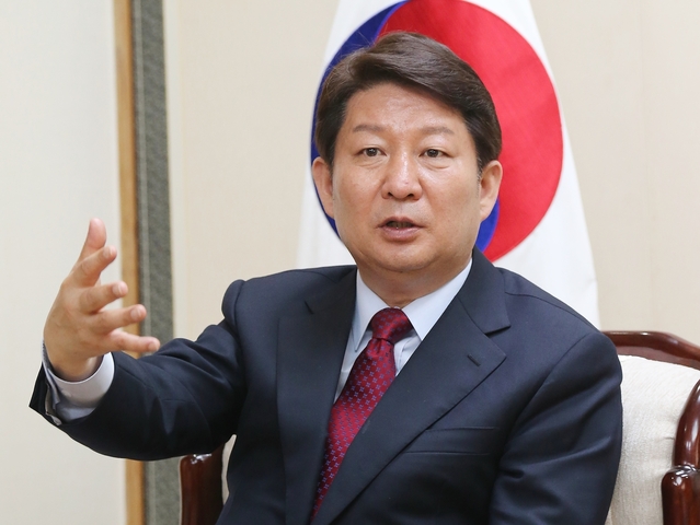 ▲ 권영진 대구시장은 이철우 경북도지사와 함께 8일 열리는 경북도의회 연석회의 전에 의장단 등과 면담을 갖고 이번 326회 임시회에 군위군 편입 관련 의견 재청취 안건 상정을 당부한다.ⓒ대구시