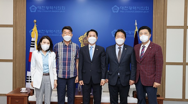 ▲ 권중순의장이 7일 시의회에서 5개 자치구의회 의장과 지방의회 인사권 독립에 따른 준비상황 간담회 개최했다.ⓒ대전시의회