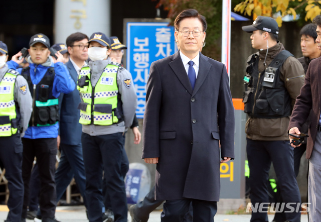 ▲ 이재명 경기도지사가 지난 2018년 10월 29일 바른미래당 등이 공직선거법 위반 혐의로 고발한 사건의 피고발인 신분으로 경기 성남 분당경찰서에 출석하고 있다. ⓒ뉴시스