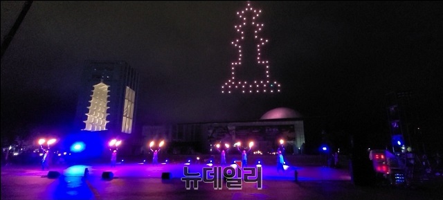 ▲ 경주엑스포대공원에서 열린 인피니티 플라잉 10주년 기념행사 공연과 300대의 드론쇼의 모습.ⓒ뉴데일리