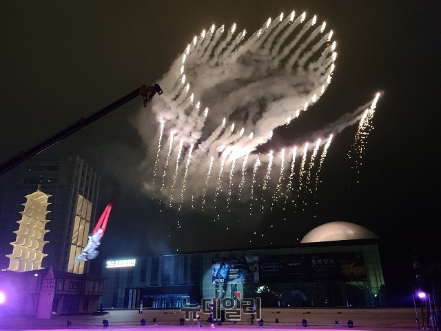 ▲ 경주엑스포대공원에서 열린 인피니티 플라잉 10주년 기념행사 공연과 300대의 드론쇼의 모습.ⓒ뉴데일리