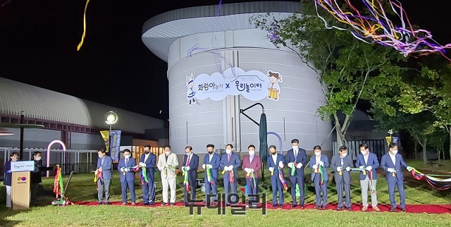 ▲ 경주엑스포대공원 전통놀이 문화공간 ‘우리놀이터 경주’ 개관식에 참석한 관계자들이 테이프 컷팅식을 하고 있다.ⓒ뉴데일리