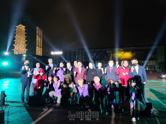 ▲ 경주엑스포대공원 플라잉 10주년 기념행사를 참석한 내빈들과 공연 관계자들이 공연을 마치고 기념촬영을 하고 있다.ⓒ뉴데일리