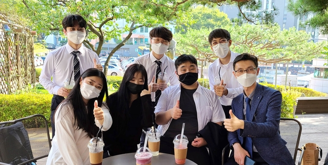 ▲ 졸업 앨범 사진촬영에 나선 영진전문대 네트워크보안반(컴퓨터정보계열) 3학년생들이 고정호 지도교수(오른쪽)과 함께 한 모습.ⓒ영진전문대