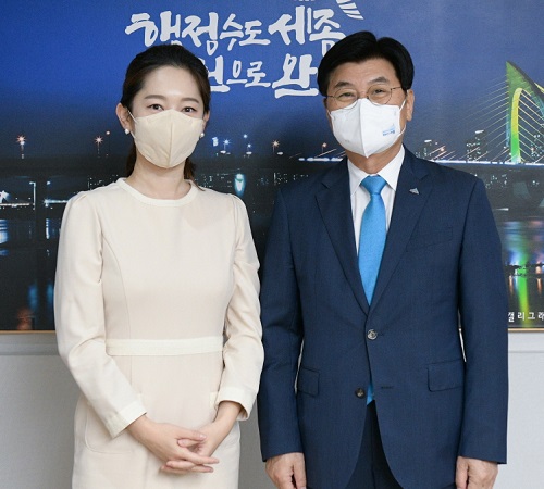 ▲ 575돌 한글날 기념행사 진행을 맡은 KBS 엄지인 아나운서가 세종시청에서 이춘희 시장과 함께 기념촬영을 하고 있다.ⓒ세종시