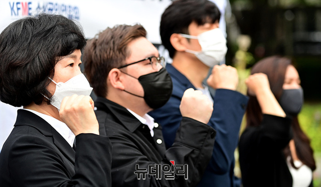 ▲ 오세희 소상공인연합회 회장(왼쪽부터)과 김기홍, 이창호, 조지현 전국자영업자 비상대책위원회 공동대표. ⓒ정상윤 기자.