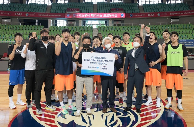 ▲ 김태오 DGB금융그룹 회장이 대구에 둥지를 튼 프로농구단 선수들을 만나 앞으로의 경기를 응원하는 시간을 가졌다.ⓒDGB금융그룹