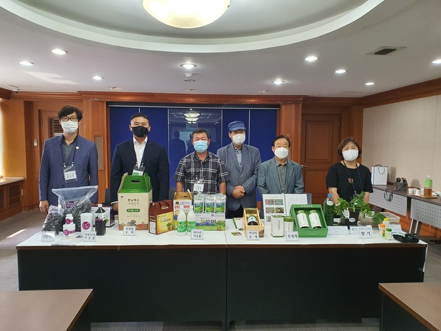 ▲ 대구시는  7일 시청별관 대회의실에서 ‘2021년 친환경 우수 농축산물 명품심의 위원회’를 열어 지역에서 생산되는 친환경 우수 농축특산물에 대하여 시장이 품질을 인증하는 공동상표인 ‘친환경 우수 농축산물 명품인증 D마크’에 대한 심사를 가졌다.ⓒ대구시