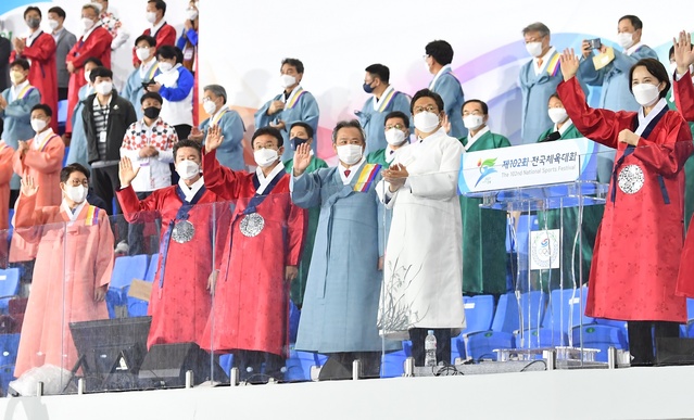 ▲ 전국체전 행사 내빈들이 입은 한복은 전통한복의 세계화 및 대중화를 위해 ‘한국한복진흥원’에서 마련한 것으로 전통을 상징하는 8가지 색으로 제작됐다.ⓒ경북도