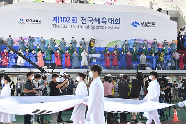 ▲ 지금까지 스포츠 행사 개‧폐회식에서 진행됐던 ‘그라운드 중심대형 매스게임’에서 탈피해 ‘미디어와 영상, 상징 퍼포먼스’로 구성된 이번 공연은 코로나 시대 대중 행사의 새로운 시도가 될 것으로 예상된다.ⓒ경북도