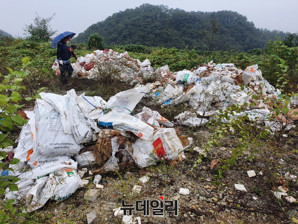 ▲ 충주시가 주덕읍 화곡리에서 건축물 현장 폐기물을 적발하고 현장 분석을 조사하고 있다.ⓒ뉴데일리 D/B