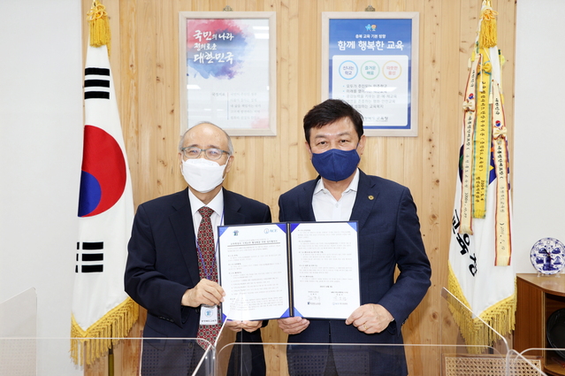 ▲ 충북도교육청이 8일 교육감 집무실에서 APEC국제교육협력원과 국제교육협력 활성화를 위한 업무협약을 체결하고 기념촬영을 하고 있다.ⓒ충북교육청