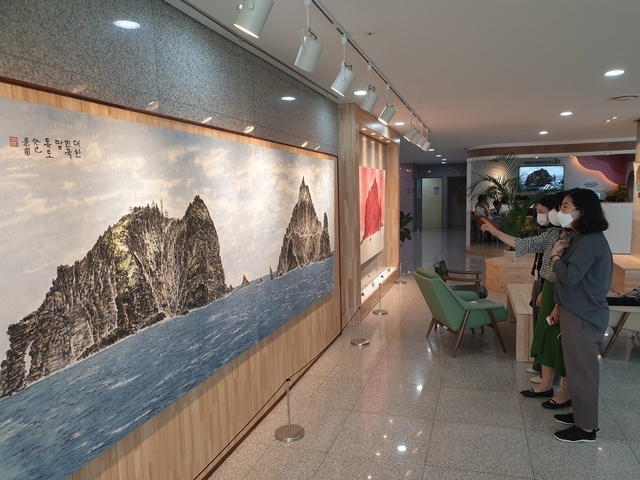 ▲ 경북교육청(교육감 임종식)은 오는 30일까지 본관 1층 상설갤러리에서 남군석 작가의 ‘우리 땅 독도展’을 연다.ⓒ경북교육청