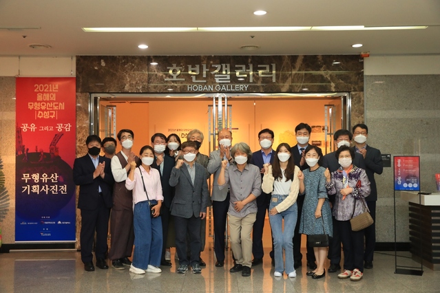 ▲ 2021년 올해의 무형문화유산 관계자들이 지난 5일 수성아트피아 호반갤러리에서 ‘2021년 올해의 무형유산 사진 전시회’를 개최한 후 기념촬영 하고 있다.ⓒ수성구