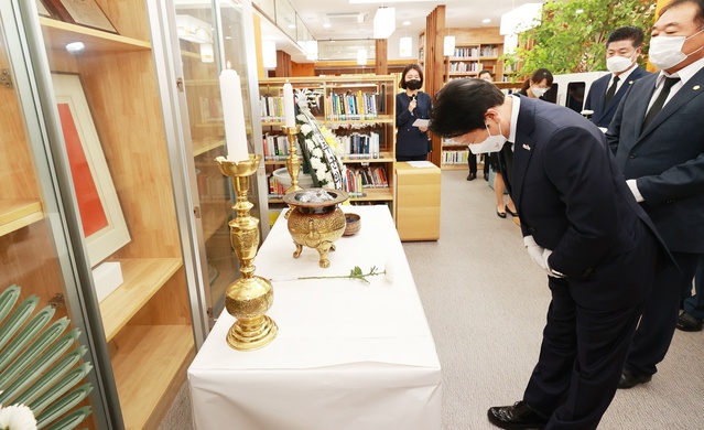 ▲ 성주군(군수 이병환)은 청사 서석준 전 부총리 순국 38주기를 맞아 2021년 10월 8일 청사도서관에서 고인의 숭고한 뜻을 기리고 명복을 비는 참배행사를 가졌다.ⓒ성주군