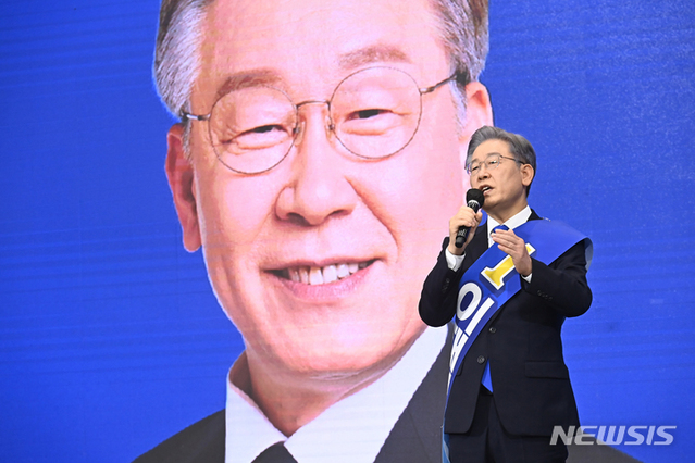 ▲ 더불어민주당 이재명 대선 경선 후보가 9일 오후 경기도 수원시 영통구 수원컨벤션센터에서 열린 더불어민주당 제20대 대통령선거 후보자 선출을 위한 경기합동연설회에서 정견 발표를 하고 있다. ⓒ뉴시스