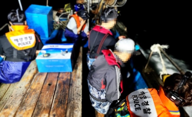 ▲ 지난 9일 새벽 2시쯤 충남 태안군 고남면 바람아래 해수욕장 인근에서 갯벌체험활동 중 밀물 고립사고를 당한 30대 남성 5명이 구조된 뒤 민간해양구조선을 타고 육상으로 이동하고 있다.ⓒ태양해양경찰서