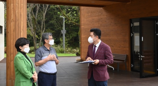 ▲ 대전중구의회 김연수 의장과 김옥향 의원이 무수동 치유의 숲 진입로 공사현장을 방문 진행 상황을 살피고 주민의견을 청취했다.ⓒ대전 중구의회