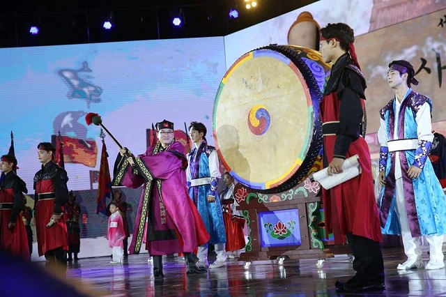 ▲ 주낙영 시장이 지난 2019년 제47회 신라문화제 개막식 당시 문화제 시작을 알리는 북을 치고 있다.ⓒ경주시