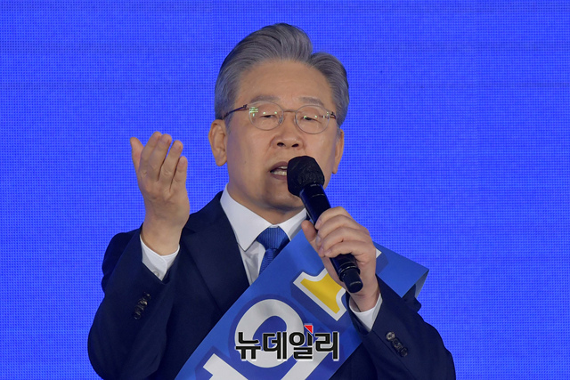 ▲ 더불어민주당의 대선주자인 이재명 경기도지사가 10일 오후 서울 송파구 올림픽공원 SK올림픽핸드볼경기장에서 열린 제20대 대통령선거 후보자 선출을 위한 서울 합동연설회에서 정견발표를 하고 있다.ⓒ이종현 기자(사진=공동취재단)