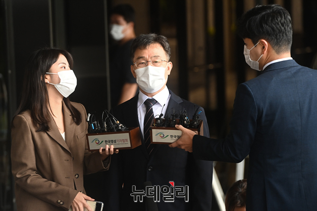 ▲ '대장동 개발 특혜' 의혹의 핵심인물 중 하나인 화천대유자산관리(화천대유) 대주주 김만배씨가 11일 오전 서울 서초구 중앙지검에 피의자 신분으로 출석해 취재진의 질문에 답하고 있다. ⓒ강민석 기자