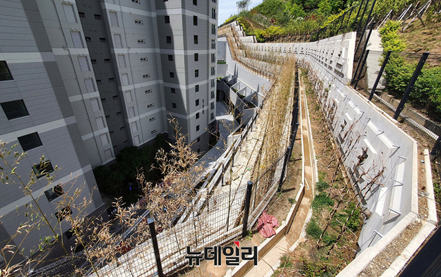 ▲ 경기 성남시 분당구 백현동 소재 모 아파트 모습. 단지를 둘러싸고 높이 30미터, 길이 300미터 옹벽이 설치돼 있다. ⓒ시장경제신문
