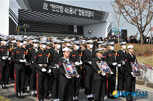 ▲ 천안함 46용사 합동영결식이 지난 2010년 4월 29일 오전 경기 평택 해군 제2함대 사령부에서 해군장으로 열려 최원일 당시 천안함 함장(앞줄 왼쪽 두번째)과 생존장병들이 전사장병들의 영정을 들고 장례준비를 하고 있다. ⓒ뉴시스