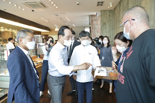 ▲ 박상돈 천안시장이 11일 10월 10일 빵빵데이를 맞아 빵지순례자들과 만남을 갖고 있다.ⓒ천안시