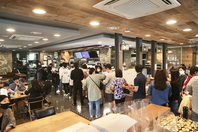 ▲ 충남 천안시의 빵빵데이에 시민들이 빵을 구입하기 위해 줄을 서서 기다리고 있다.ⓒ천안시