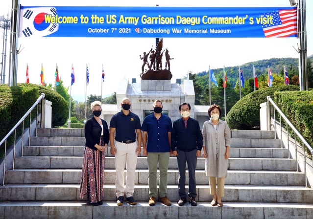 ▲ 백선기 칠곡군수와 주한미군 대구 4지역 신임 사령관 (COL Brian Schoellhorn)및 미군부대 관계자는 지난 7일 6·25 전쟁의 최대 격전지인 ‘호국평화의 도시 칠곡’에 대해 바로 알고자 칠곡군 소재 호국현충시설을 탐방했다.ⓒ칠곡군
