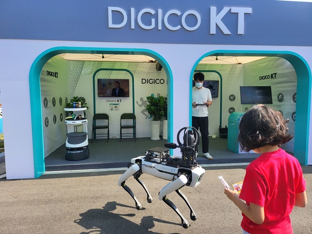 ▲ 8일부터 14까지 경북에서 개최되는 전국체전 기간 중 주경기장인 구미 시민운동장에는 다양한 분야에서 활약하는 최첨단 로봇들이 전국에서 모인 선수들과 임원들의 눈길을 사로잡고 있다.ⓒ경북도