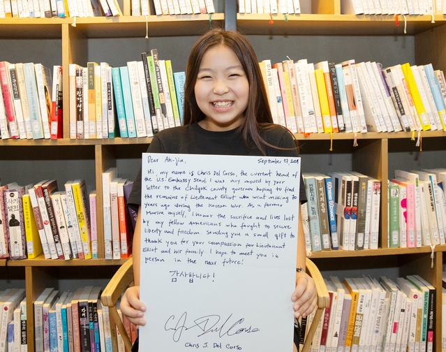 ▲ 6·25전쟁 중 실종된 미군의 유해를 찾아달라는 편지를 쓴 한 초등학생이 주한미국대사관 공식 소셜 미디어에 소개되고 크리스토퍼 델 코소(Christopher Del Corso) 주한미국대사대리가 감사 편지를 보내는 등의 나비 효과를 불러일으키며 민간 외교관의 역할을 톡톡히 하고 있어 화제다.ⓒ칠곡군