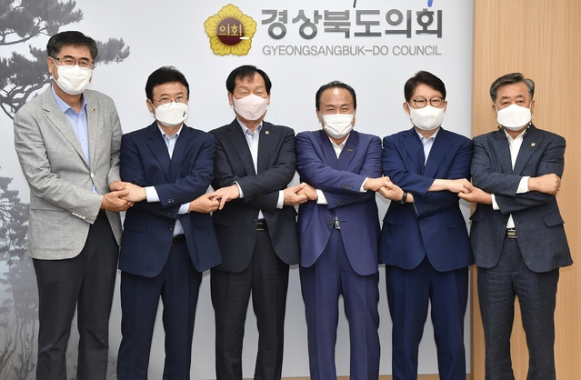 ▲ 이철우 경북도지사(왼쪽 두번째)는 8일 권영진 대구시장, 김영만 군위군수와 함께 경북도의회 회장단·상임위원장 연석회의를 예방하고, 군위군의 대구시 편입에 대한 협조를 요청했다.ⓒ경북도