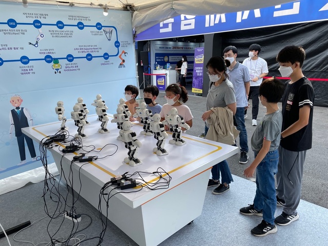 ▲ 전국체전이 코로나19로 인해 무관중 경기와 19세 이하 고등부로만 치러지는 아쉬움 탓인지 연휴를 맞아 가족 또는 소규모 단위 관람객들의 홍보관 발길이 이어지고 있다.ⓒ경북도