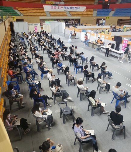 ▲ 2차 외국인 유학생 백신접종은 지난 9일 예방접종센터에서 1차와 같은 방법으로 각 대학 유학생 관리 교직원의 협조하에 원활하게 실시됐고, 2차 대상뿐 아니라 1차를 희망하는 유학생 접종도 동시에 진행됐다.ⓒ경산시