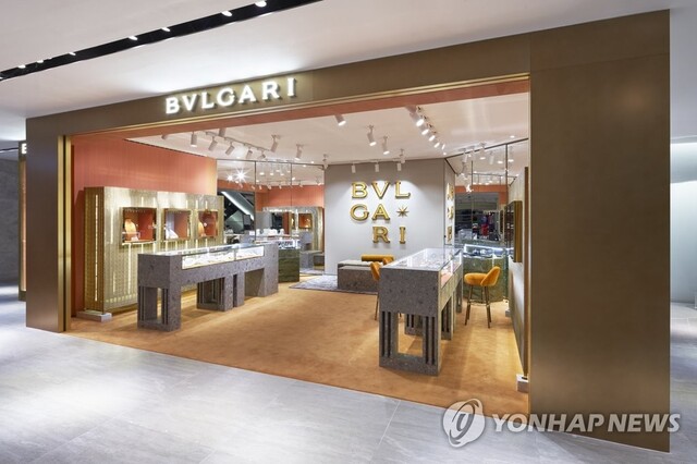 ▲ 백화점 업계가 연말 대목을 겨냥해 명품 매장을 새롭게 단장하고 있다. 특히 명품 주요 소비층으로 부상한 20~30대 남성을 타깃으로 전문관을 확대하고, 상품 구성을 다양화하고 있다.ⓒ연합뉴스