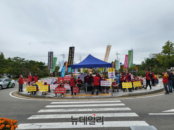 ▲ 충북 충주시 노은면 연하, 하남마을 주민들이 12일 충주시청 앞 광장에서 관내 석산에 대한 영업정지 해제 특혜와 석산 연장을 반대하는 집회를 열었다.ⓒ뉴데일리 D/B