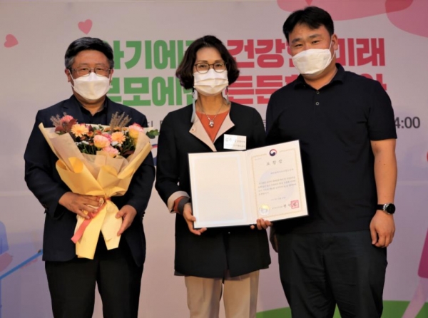 ▲ 12일 제16회 ‘임산부의 날’ 기념식에서 대전도시철도공사 김추자 경영이사(사진 가운데)와 직원들이 보건복지부 장관상을 받고 기념사진을 찍고 있다.ⓒ대전도시철도공사