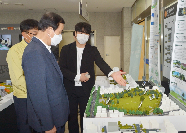 ▲ 조길형 충주시장이 12일 충주시청 1층 로비에서 열리고 있는 ‘지역개발디자인 제안전'을 둘러보고 있다.ⓒ충주시