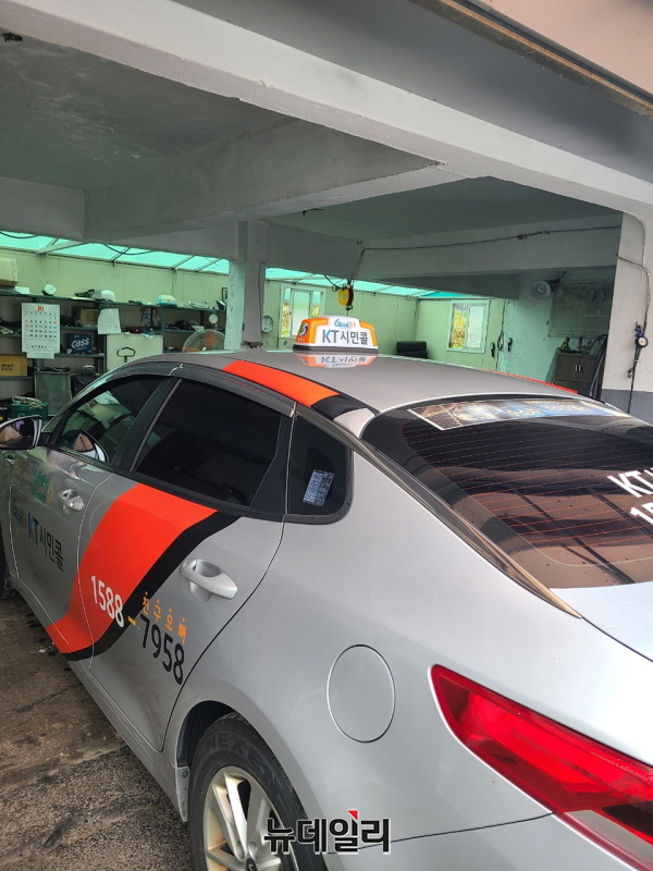 ▲ 충주 코로나19로 인해 영업시간 제한 등으로 한 택시업체에 세워진 운휴 차량.ⓒ뉴데일리 D/B