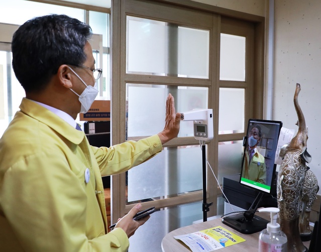 ▲ 영양군(군수 오도창)은 최근 추석 연휴 이후 전국적으로 코로나19 감염이 확산되고, 특히 9월 24일 이후 외국인이 전체 감염자 수에 20~30% 차지하는 등의 상황에서 관내 외국인 고용 다중이용시설에 대한 점검을 통해 선제적 대응에 나선다.ⓒ영양군