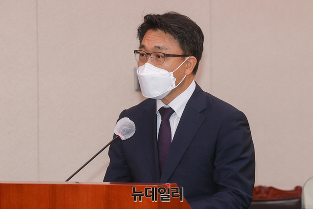 ▲ 12일 오후 서울 여의도 국회에서 열린 국회 법제사법위원회의 고위공직자범죄수사처에 대한 국정감사에서 참석한 김진욱 공수처장. ⓒ정상윤 기자(사진=공동취재단)